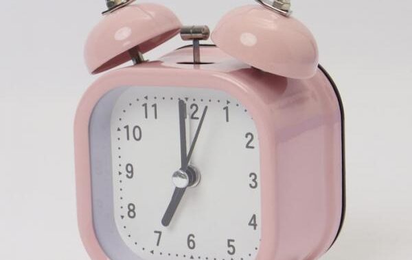 【 ピンク 】目覚まし時計 pmylock35目覚まし時計 ベル 正方形 通販 アナログ時計 アナログ めざまし時計 目覚まし 時計 アラームクロック アラーム クロック 置時計 置き時計 めざまし ダブルベル ツインベル サイレント 金属 金属ベル